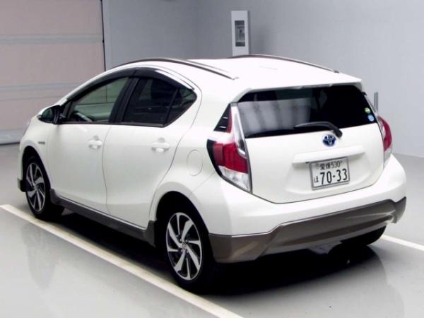 Хэтчбек гибрид Toyota Aqua кузов NHP10 рестайлинг модификация X- Urban гв 2016 — фото 2